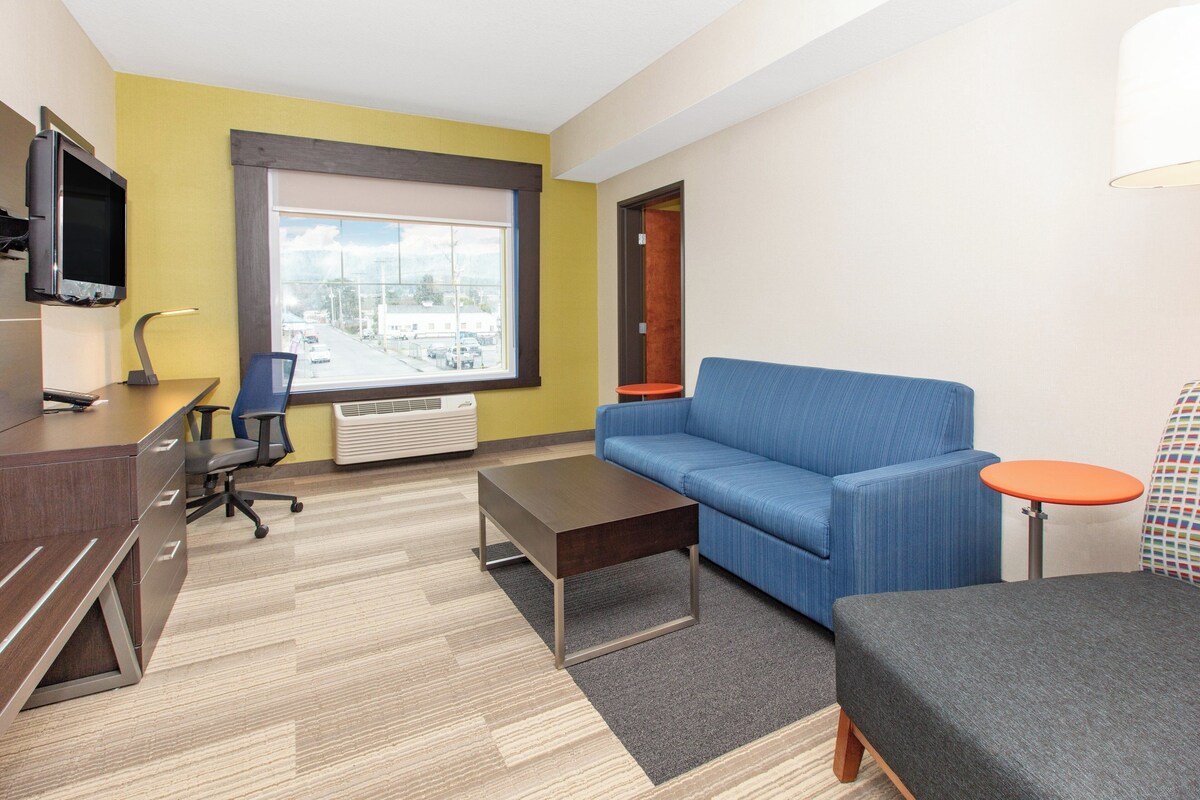 Suite, 1 King Bed, Jetted Tub (Additional Living Area)