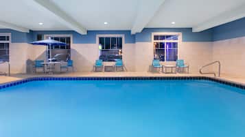 Een binnenzwembad, open van 08.00 uur tot 22.00 uur, en ligstoelen