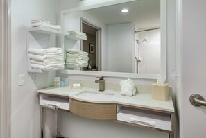 Bathroom shower - Hampton Inn Brownwood (Brownwood)