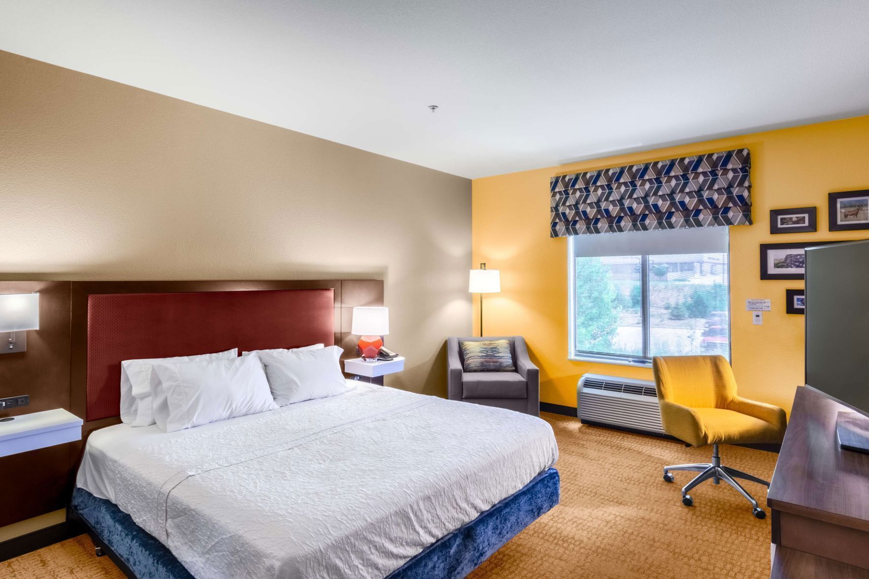 Pillowtop beds, in-room safe, desk, blackout drapes