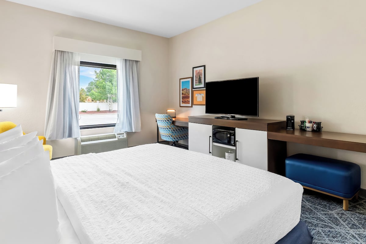 Room, 1 King Bed, Accessible | Pillowtop beds, in-room safe, desk, blackout drapes