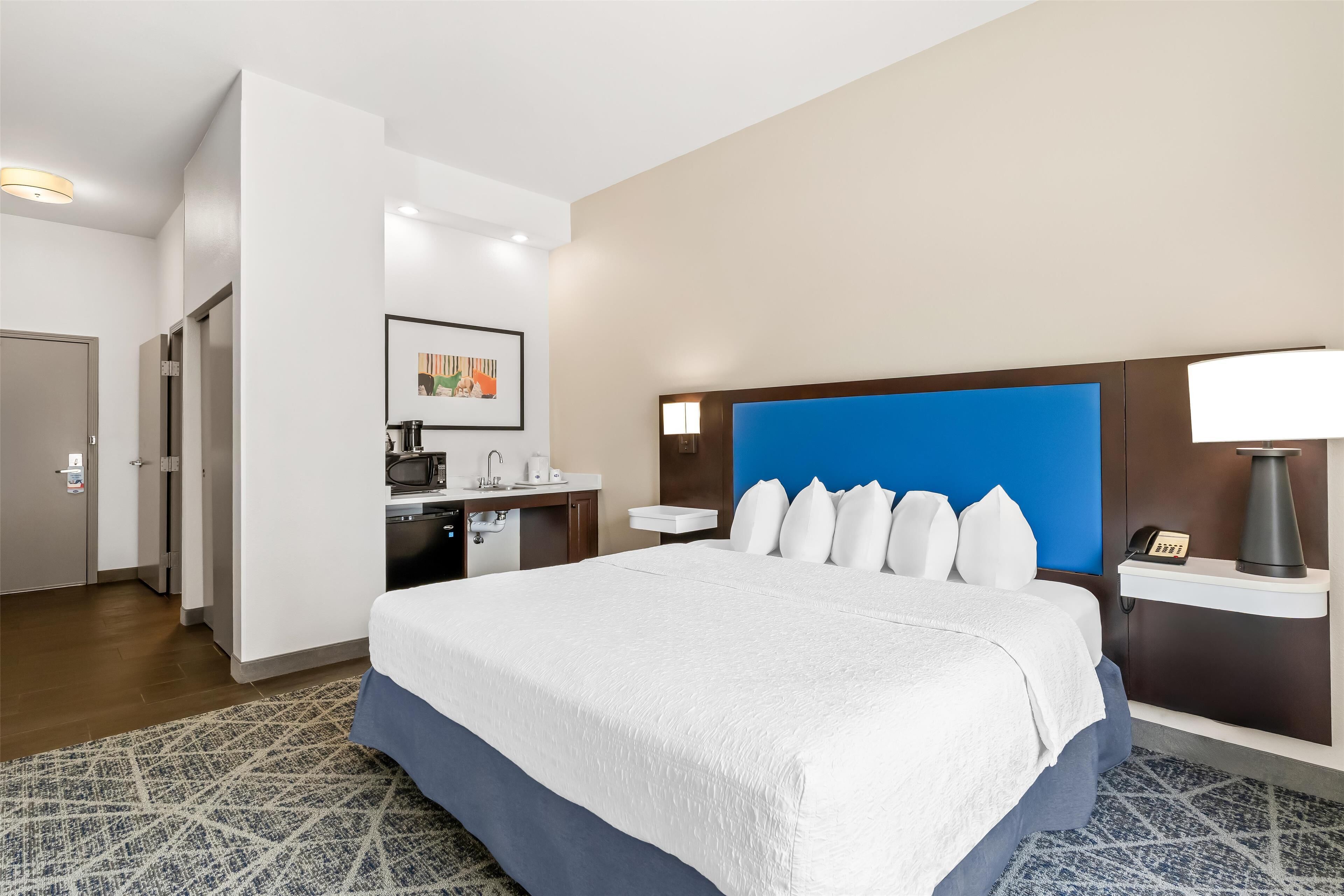 studio, 1 king bed, accessible, bathtub | pillow-top beds, in-room safe, desk, blackout curtains