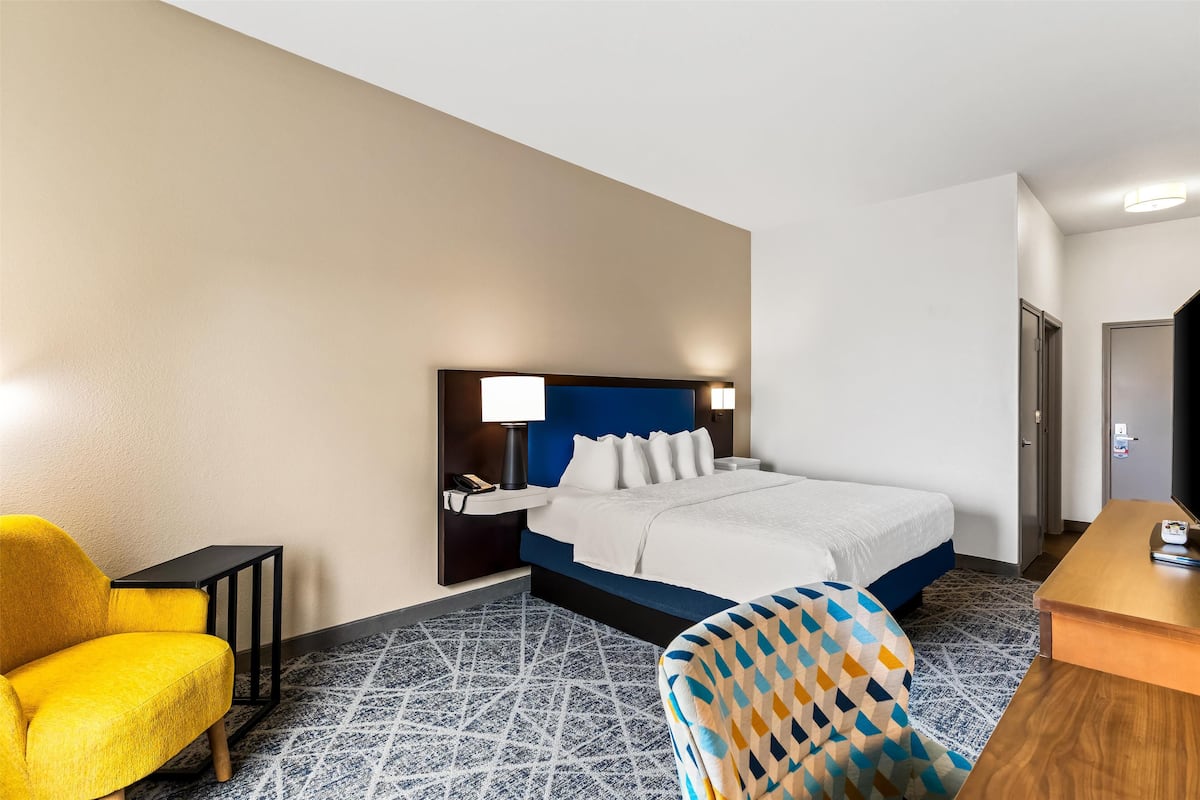 Pillowtop beds, in-room safe, desk, blackout drapes