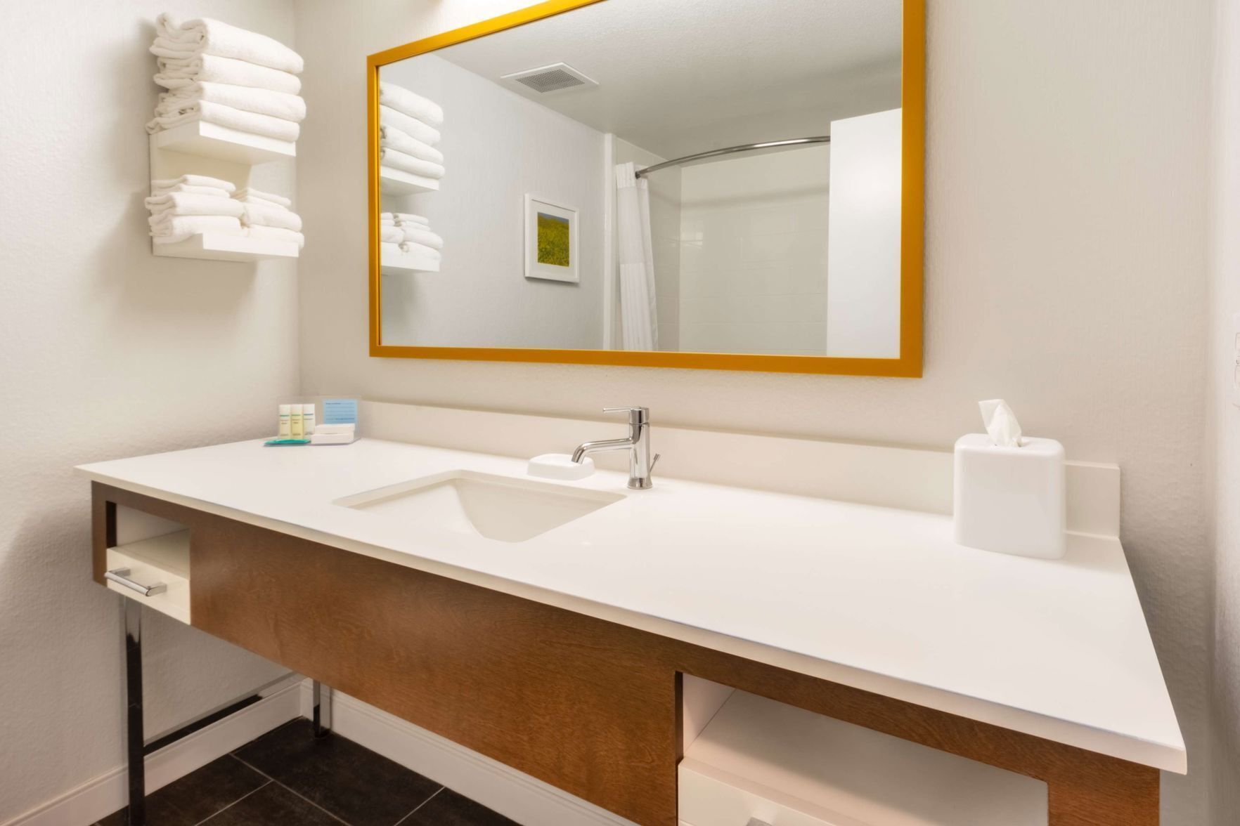 Bathroom | Combined shower/tub, free toiletries, hair dryer, towels