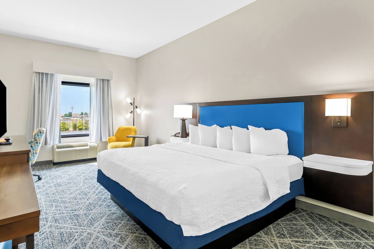 Pillowtop beds, in-room safe, desk, blackout drapes