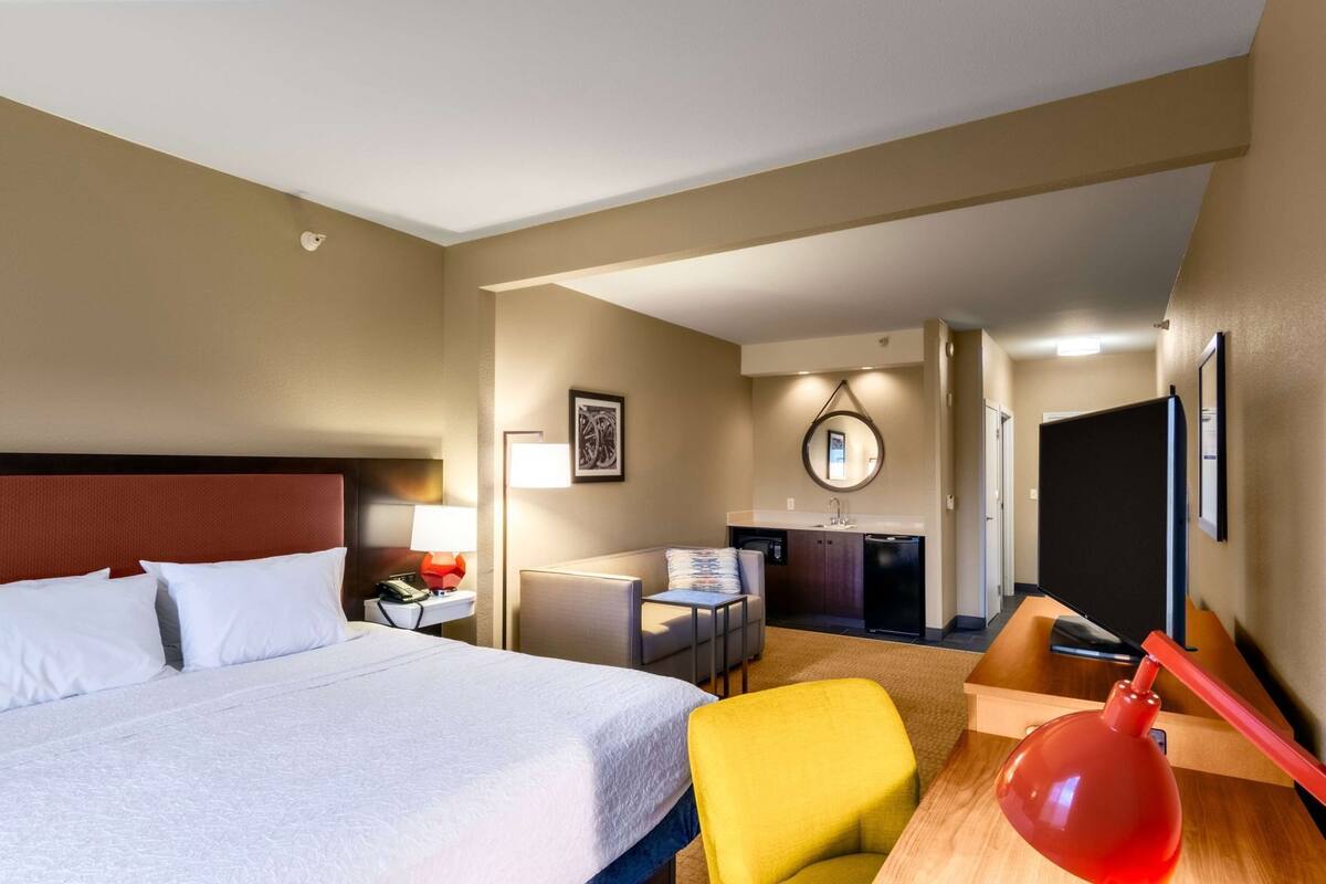 Pillowtop beds, in-room safe, desk, blackout drapes