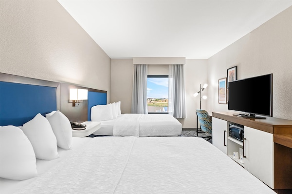 2 Queen-Betten, Nichtraucher | Pillowtop-Betten, Zimmersafe, Schreibtisch, Verdunkelungsvorhänge