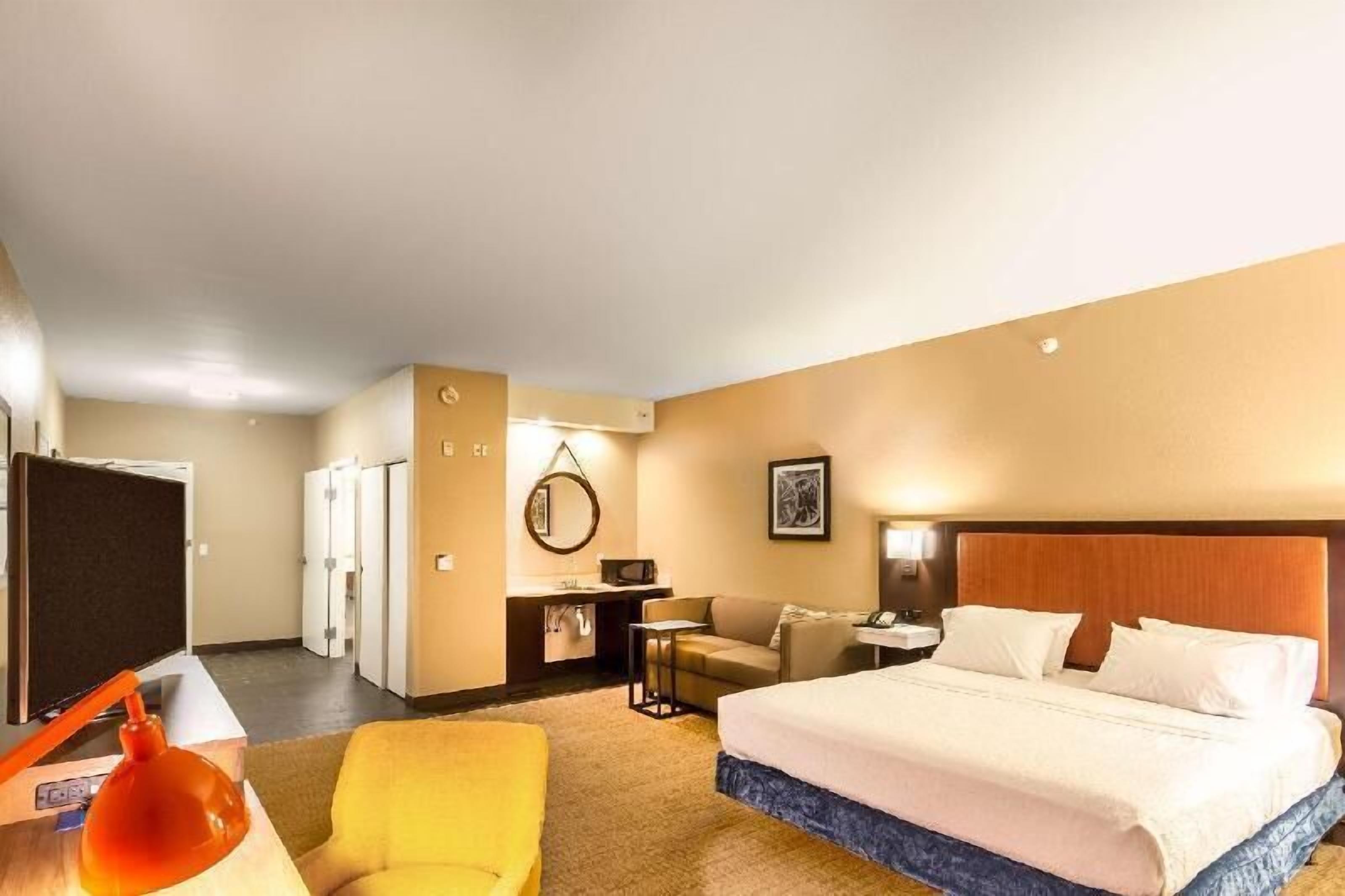Pillowtop beds, in-room safe, desk, blackout drapes