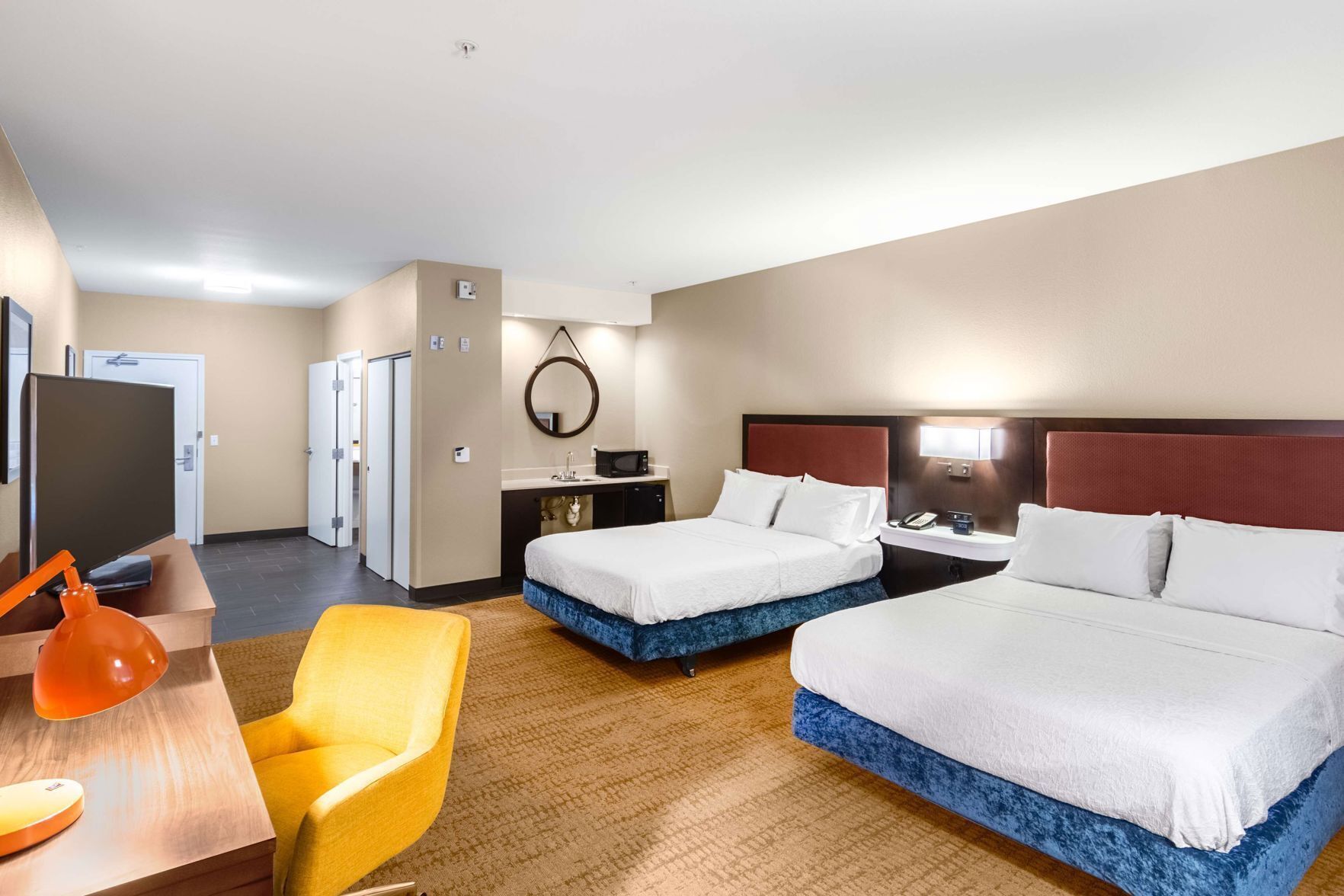 Pillowtop beds, in-room safe, desk, blackout drapes