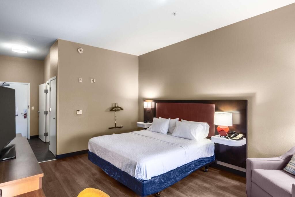 Pillowtop beds, in-room safe, desk, blackout drapes