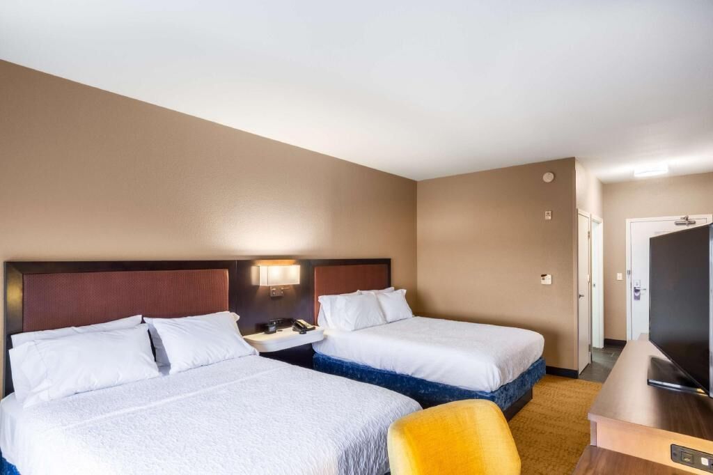 Pillowtop beds, in-room safe, desk, blackout drapes