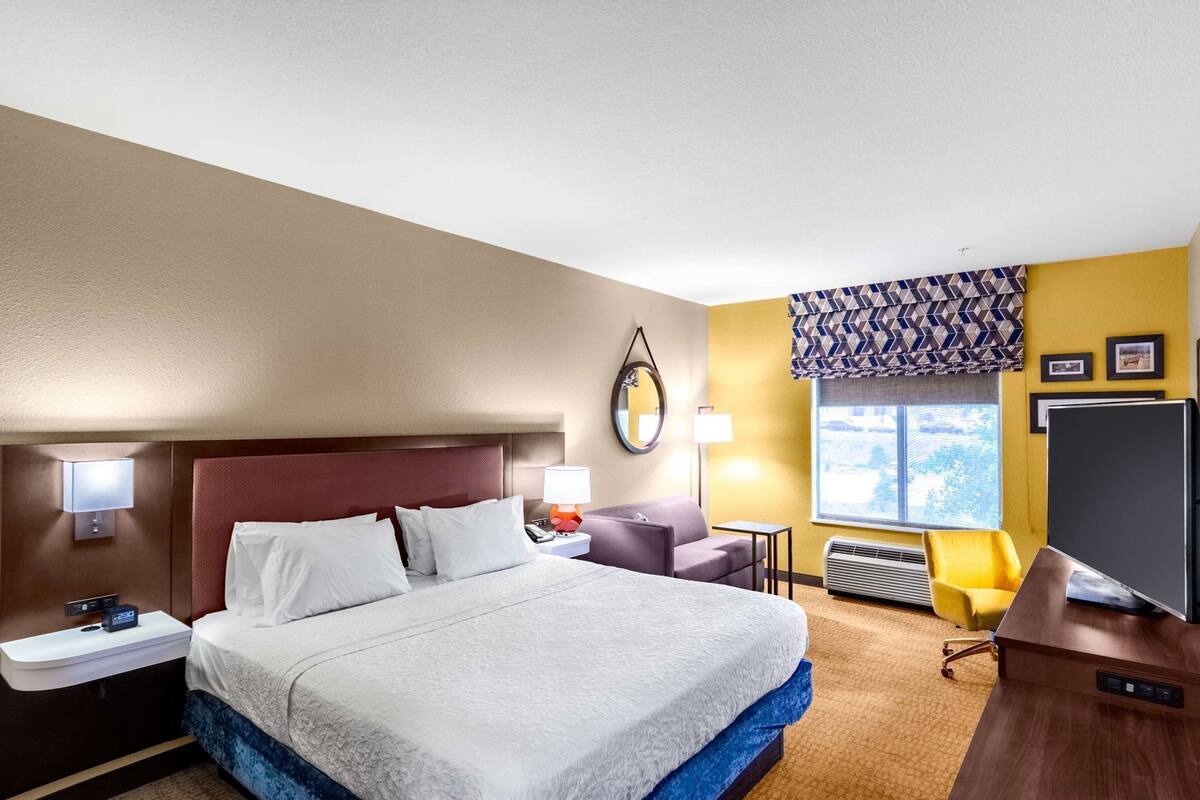 Pillowtop beds, in-room safe, desk, blackout drapes