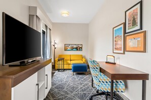 Estudio, 1 cama de matrimonio grande, accesible para personas con discapacidad, bañera | Colchones con acolchado adicional, caja fuerte, escritorio
