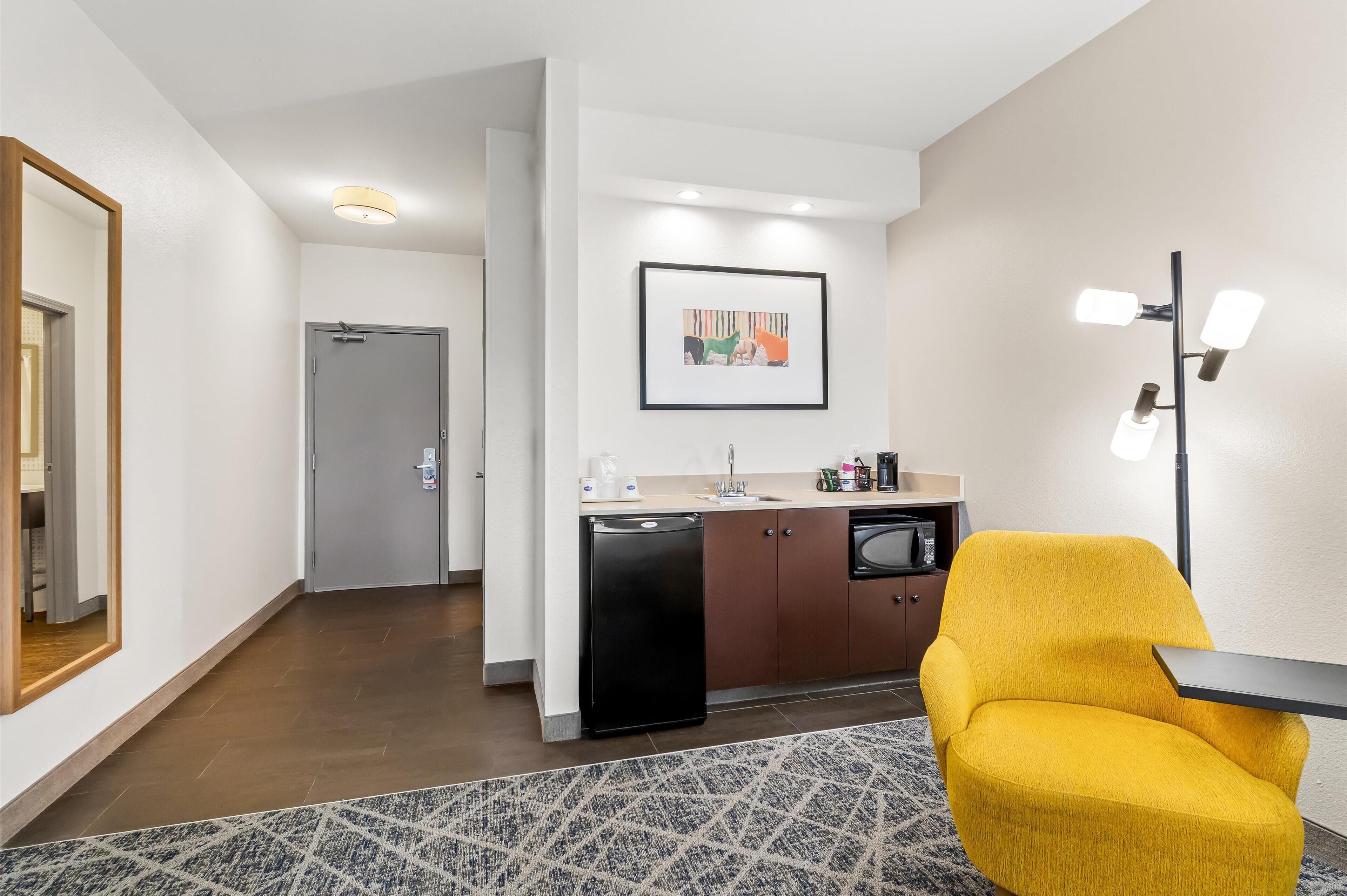 two queen beds, non-smoking | minibar