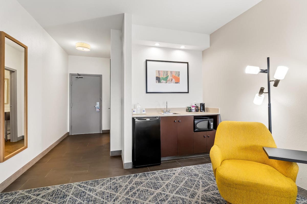 two queen beds, non-smoking | minibar