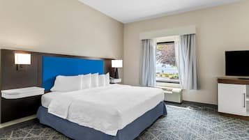 Pillowtop beds, in-room safe, desk, blackout drapes