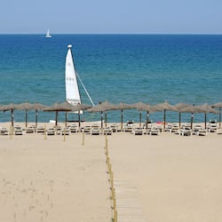 Nära stranden, solstolar, parasoller och strandhanddukar