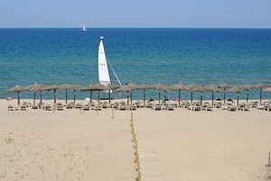 Ubicación cercana a la playa, tumbonas, sombrillas y toallas de playa