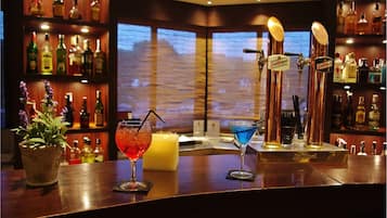 2 bars/lounges, swim-up bar, poolside bar, beach bar