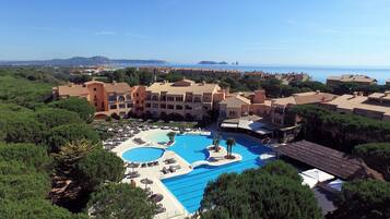 En sÀsongsöppen utomhuspool, parasoller och solstolar