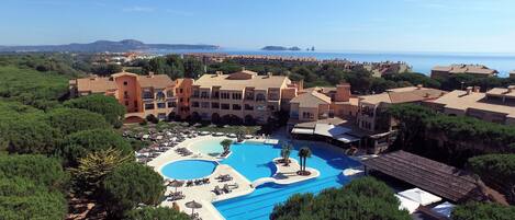 Alberca al aire libre por temporada y sombrillas en la alberca