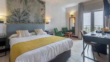 Habitación doble, balcón, vistas al mar | Minibar, caja fuerte, escritorio y cortinas opacas