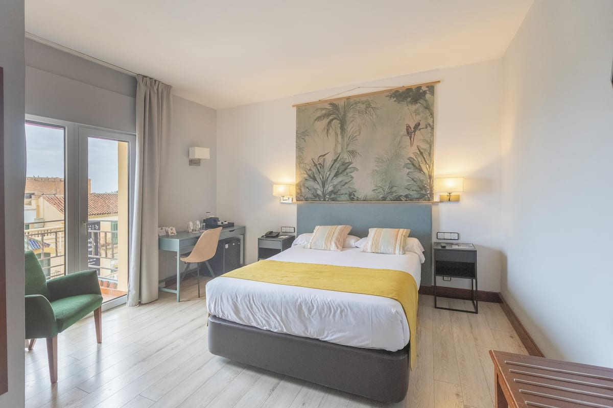 Kamer, 1 twee- of 2 eenpersoonsbedden, balkon | Een minibar, een kluis op de kamer, een bureau, verduisterende gordijnen
