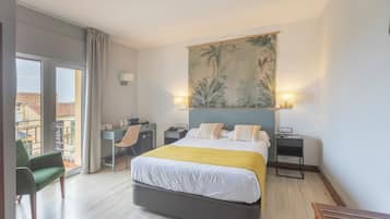 Habitación con 1 cama doble o 2 individuales, balcón | Minibar, caja fuerte, escritorio y cortinas opacas