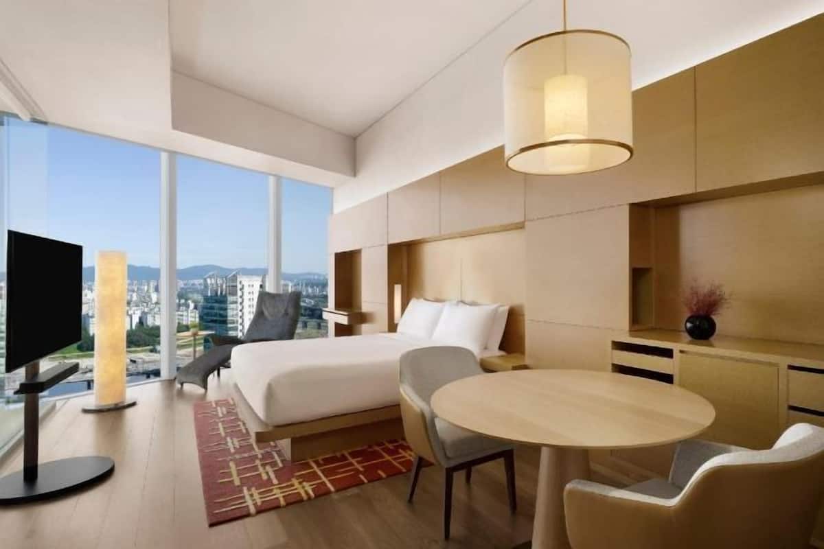Premium bedding, down comforters, minibar, in-room safe