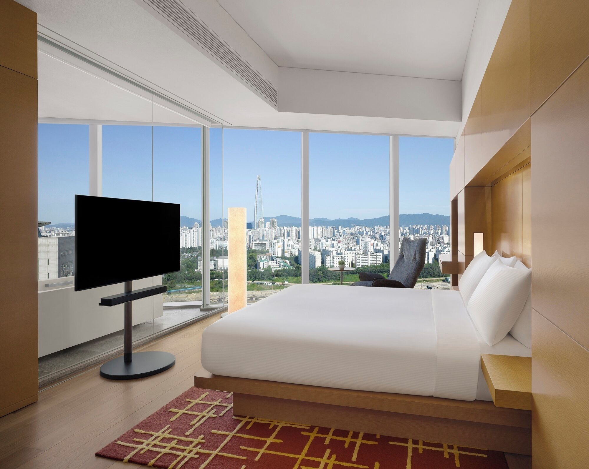 1 King Bed, High Floor, Deluxe | Premium bedding, down comforters, minibar, in-room safe