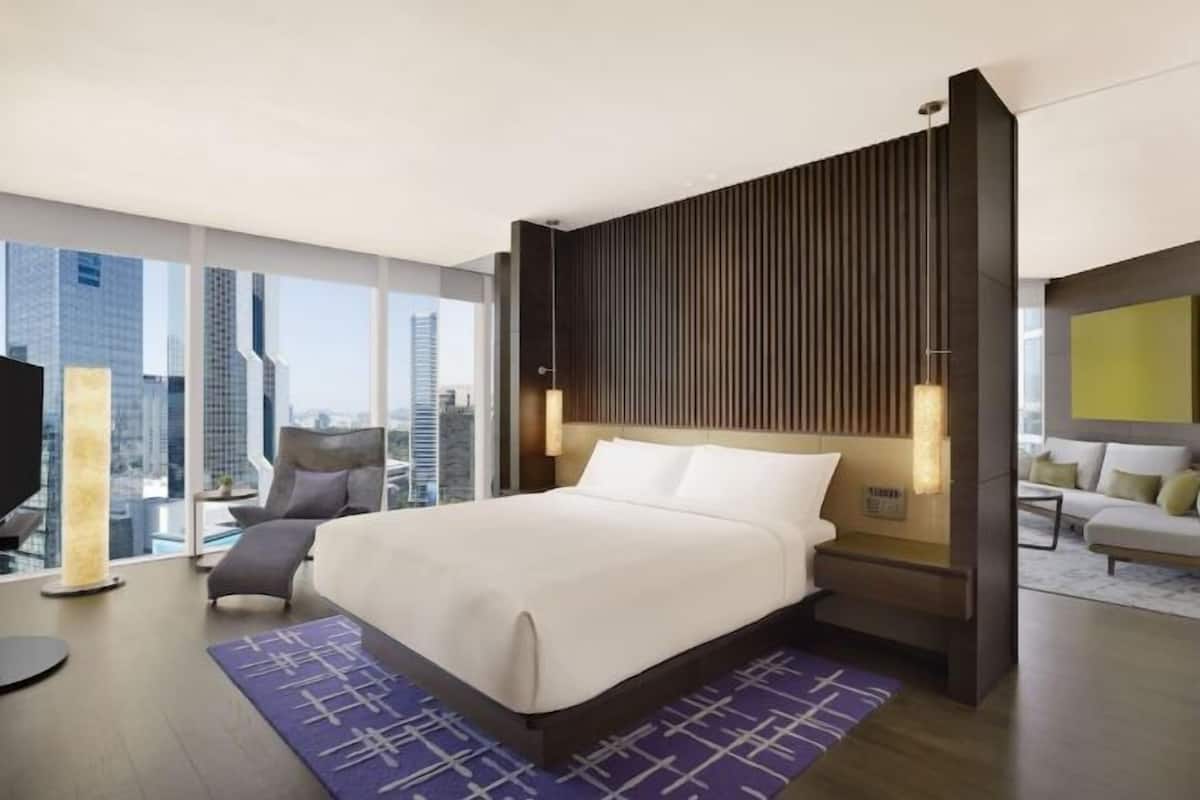 Premium bedding, down comforters, minibar, in-room safe