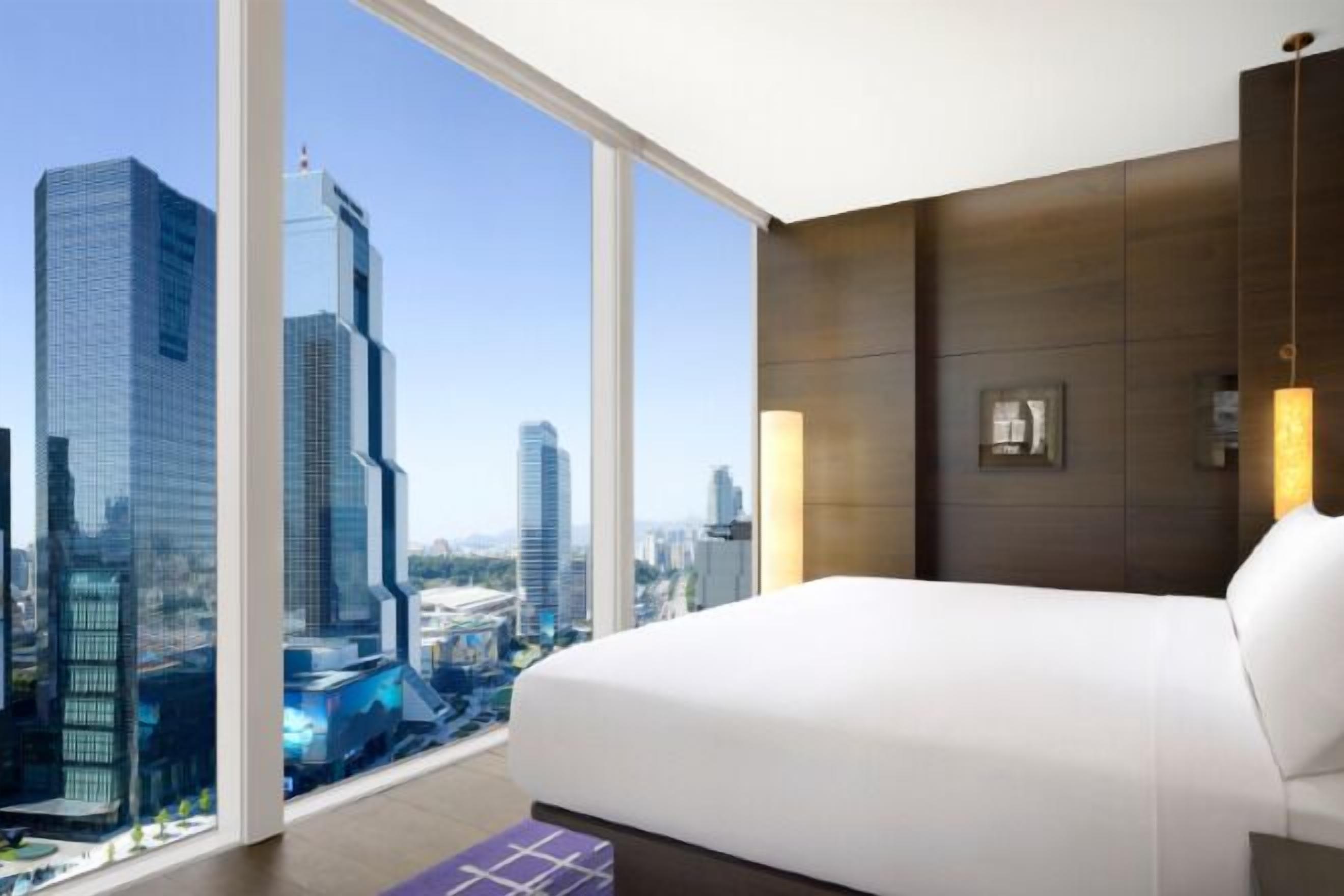 Ropa de cama de alta calidad, cubrecamas y minibar 