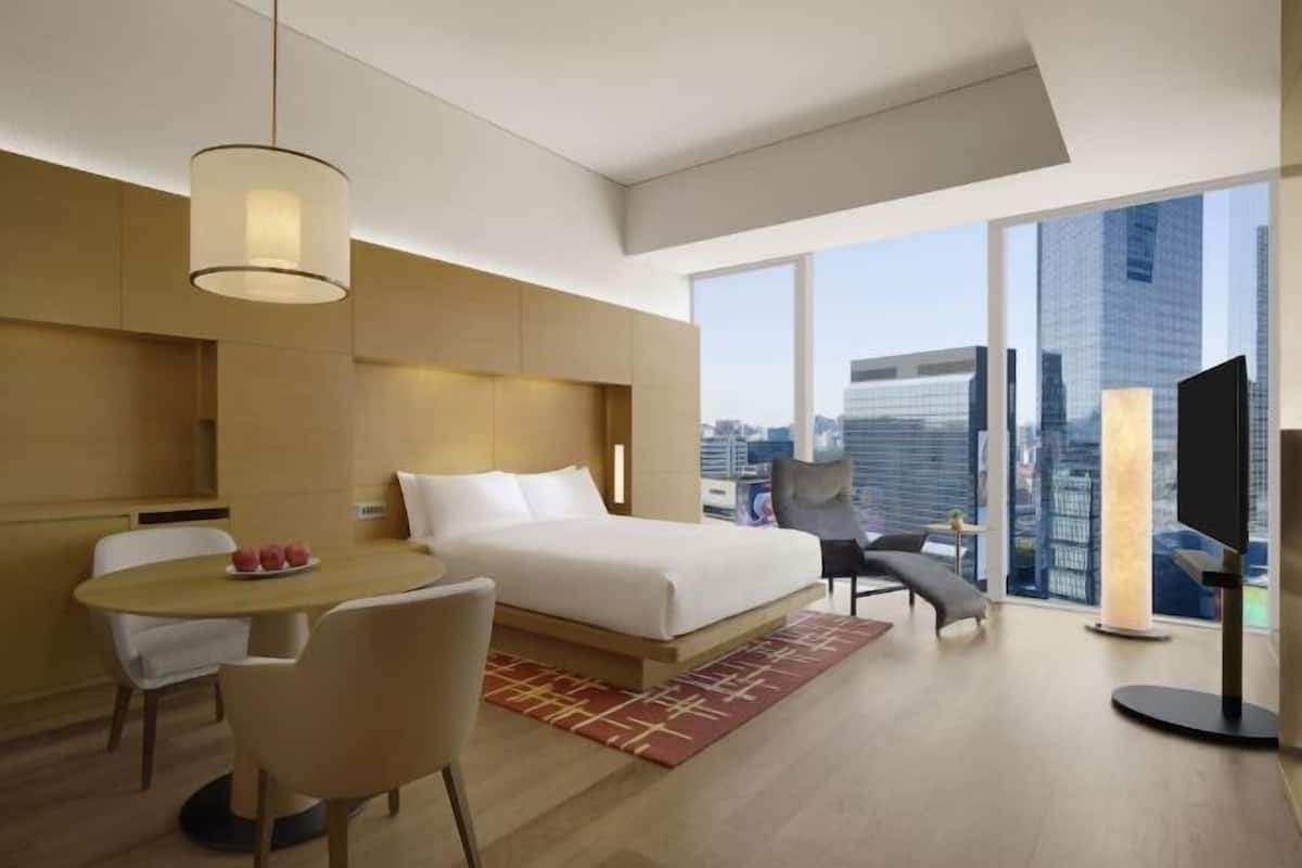 Premium bedding, down comforters, minibar, in-room safe