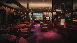 3 restaurants; breakfast, lunch, dinner, and brunch served