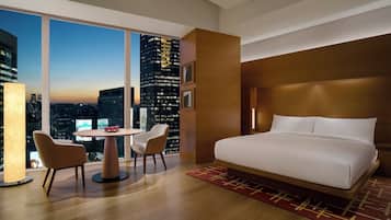 1 King Bed, High Floor, Deluxe | Premium bedding, down comforters, minibar, in-room safe