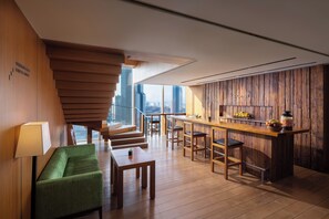 Piscine couverte, accès possible de 06 h 00 à 22 h 30, chaises longues