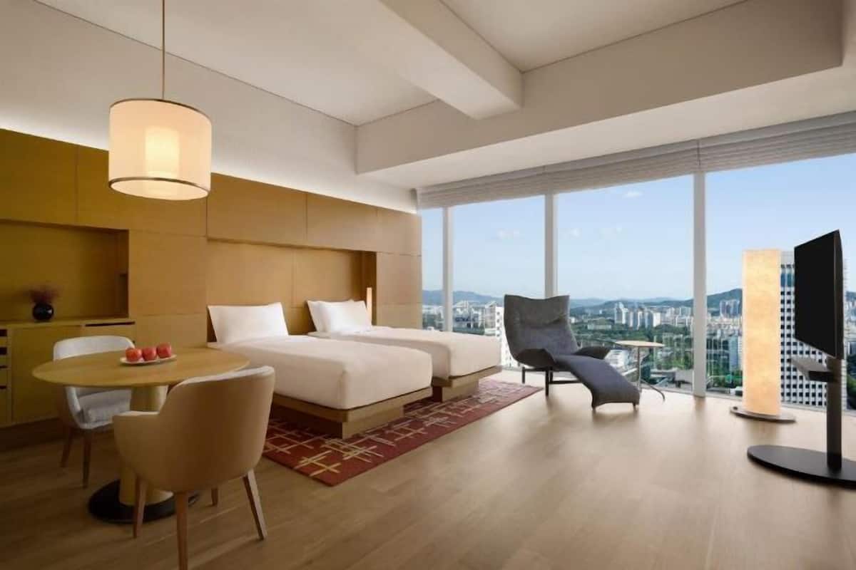 Premium bedding, down comforters, minibar, in-room safe