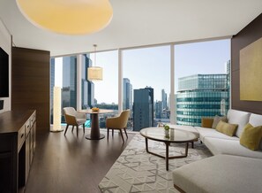 Park Suite King | Seprai premium, selimut bulu angsa, minibar, dan brankas