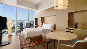 1 King Bed | Κλινοσκεπάσματα υψηλής ποιότητας, πουπουλένια παπλώματα, μίνι μπαρ