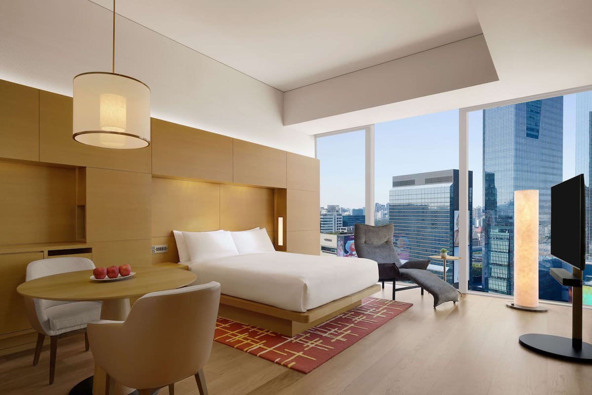 Premium bedding, down comforters, minibar, in-room safe
