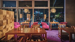3 restaurants servant le déjeuner, le dßner, le souper et le brunch