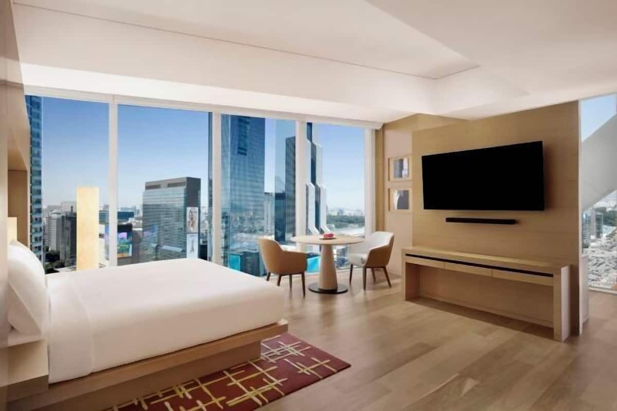 Premium bedding, down comforters, minibar, in-room safe