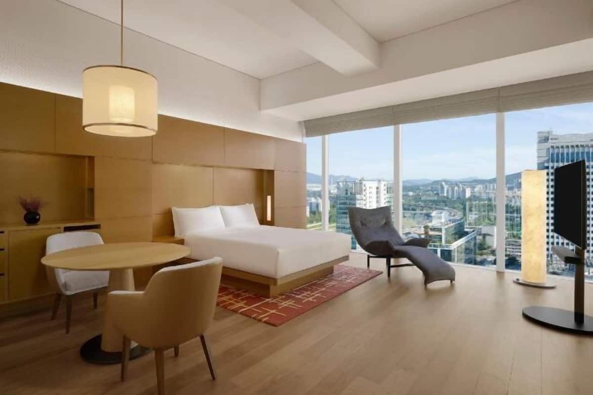 Premium bedding, down comforters, minibar, in-room safe