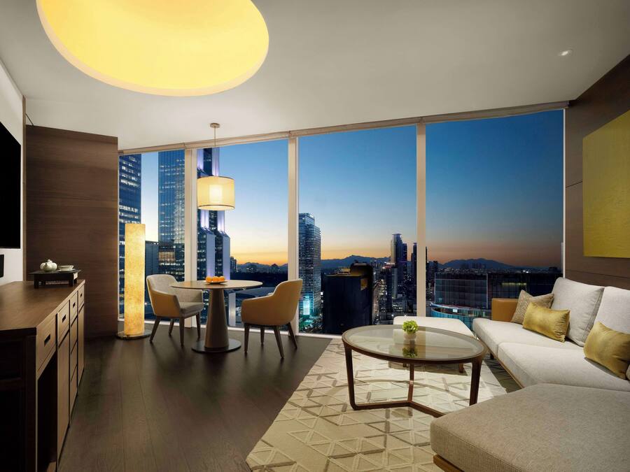 Park Suite King | Ropa de cama de alta calidad, edredones de plumas, minibar y caja fuerte