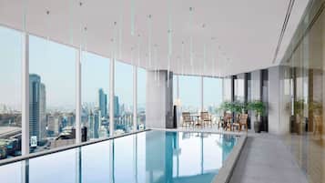 Piscine couverte, accÚs possible de 06 h 00 à 22 h 30, chaises longues