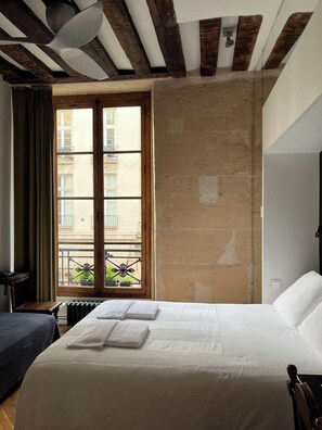 Hypo-allergenic bedding, blackout curtains, iron/ironing board - Boutique Hôtel de la Place des Vosges (Paris)