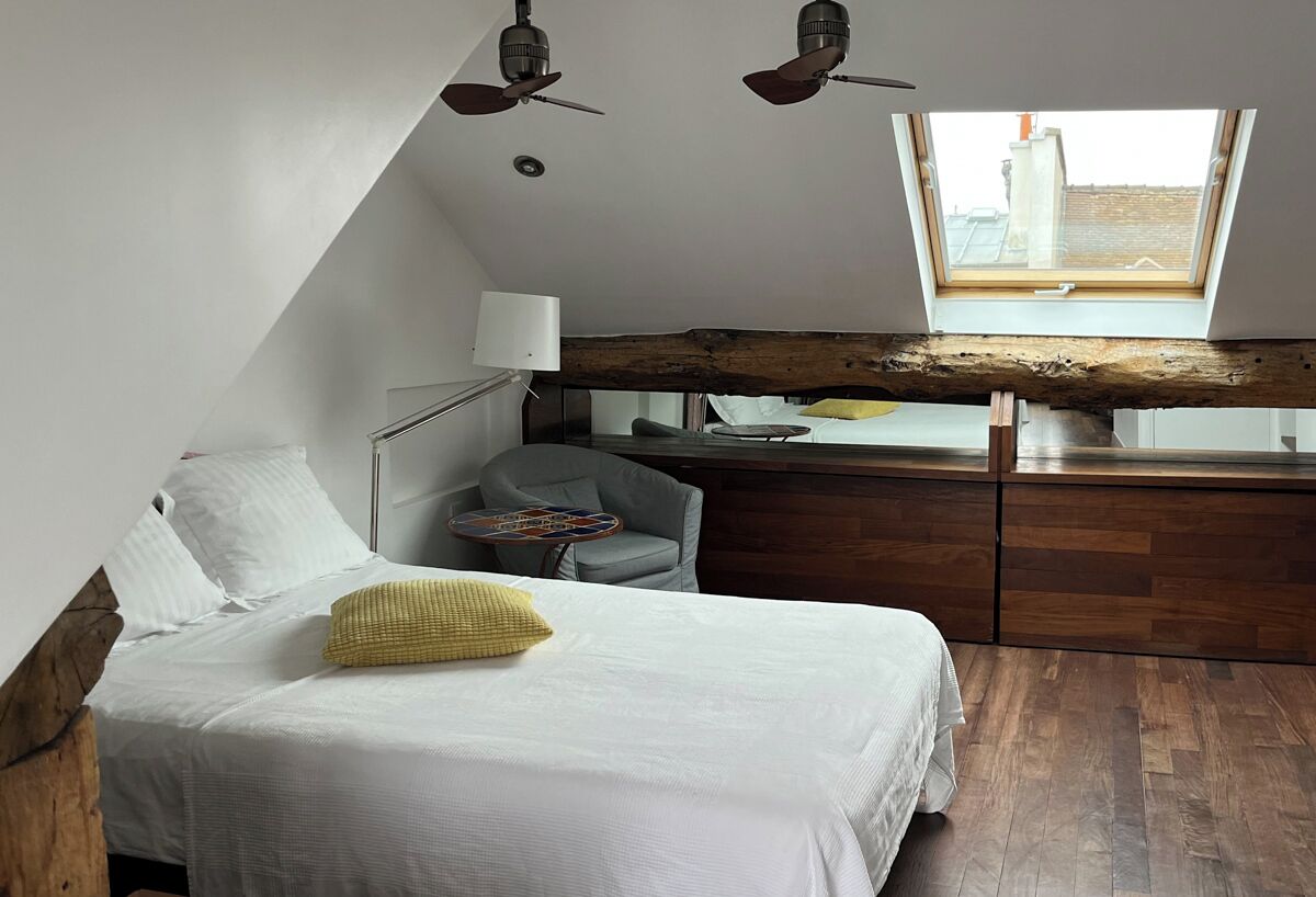 Romantisk rom, 1 dobbeltseng, byutsikt | Allergitestet sengetøy, blendingsgardiner og strykejern/-brett