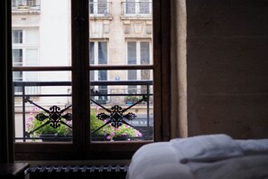 Hypo-allergenic bedding, blackout drapes, iron/ironing board, free WiFi
