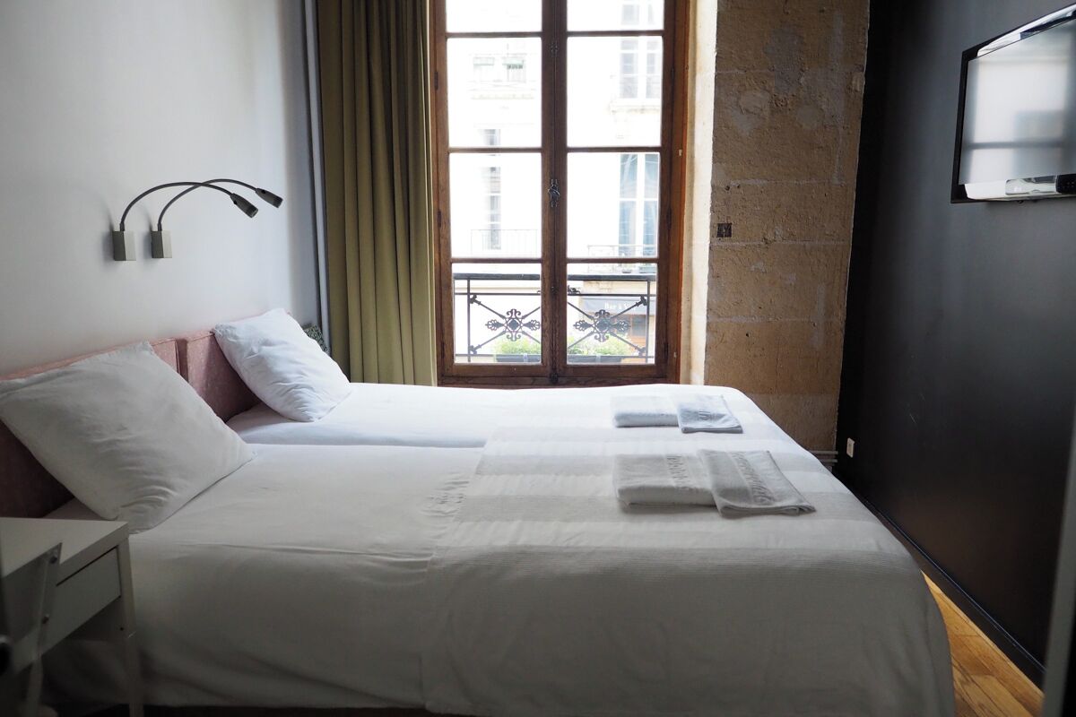 Tomannsrom, 2 enkeltsenger, ikke-røyk, byutsikt | Allergitestet sengetøy, blendingsgardiner og strykejern/-brett