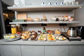 Daily buffet breakfast for a fee - Hotel du Mont Dore (Paris)